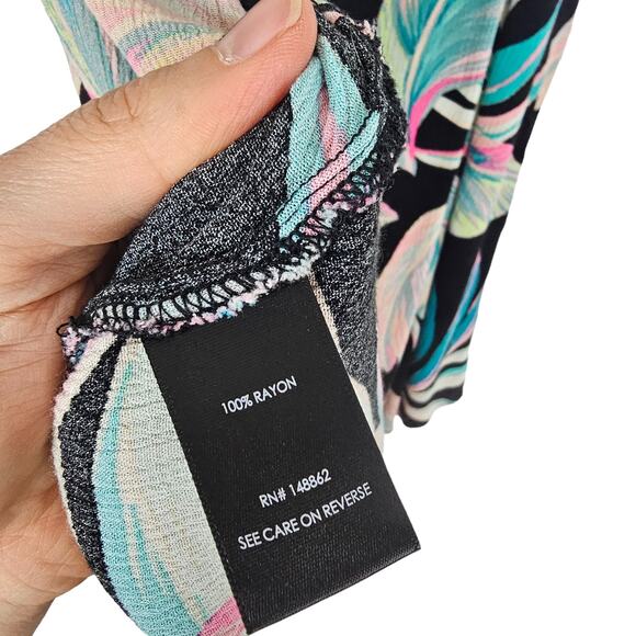 Torrid Tank Top Cami Tank Top Women 0X Black Leaves Swing Tank Top V Neck Top - Picture 7 of 8